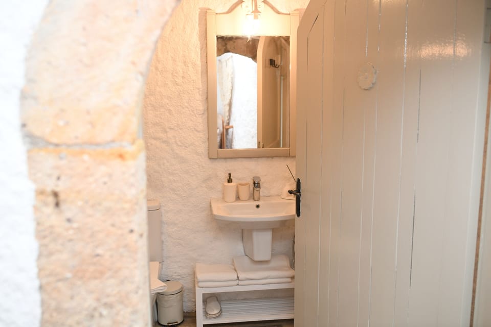 Standard Triple Room | Bathroom | Shower, free toiletries, hair dryer, slippers