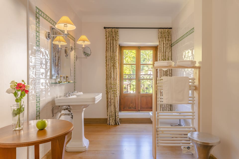 Superior Double Room | Bathroom | Free toiletries, hair dryer, bathrobes, towels