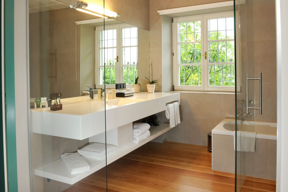 Shower, rainfall showerhead, free toiletries, hair dryer