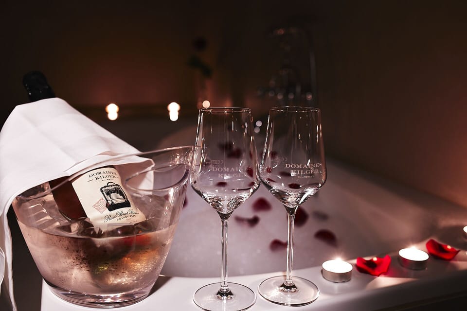 Jaglhofzimmer Deluxe | Bathroom | Shower, rainfall showerhead, free toiletries, hair dryer