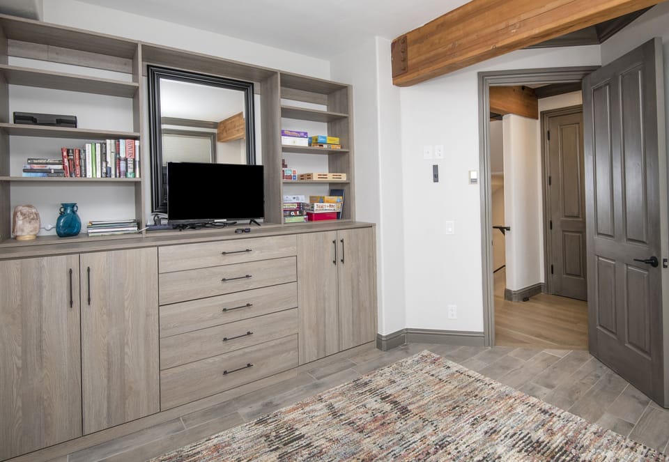 Townhome, 5 Bedrooms | Interior