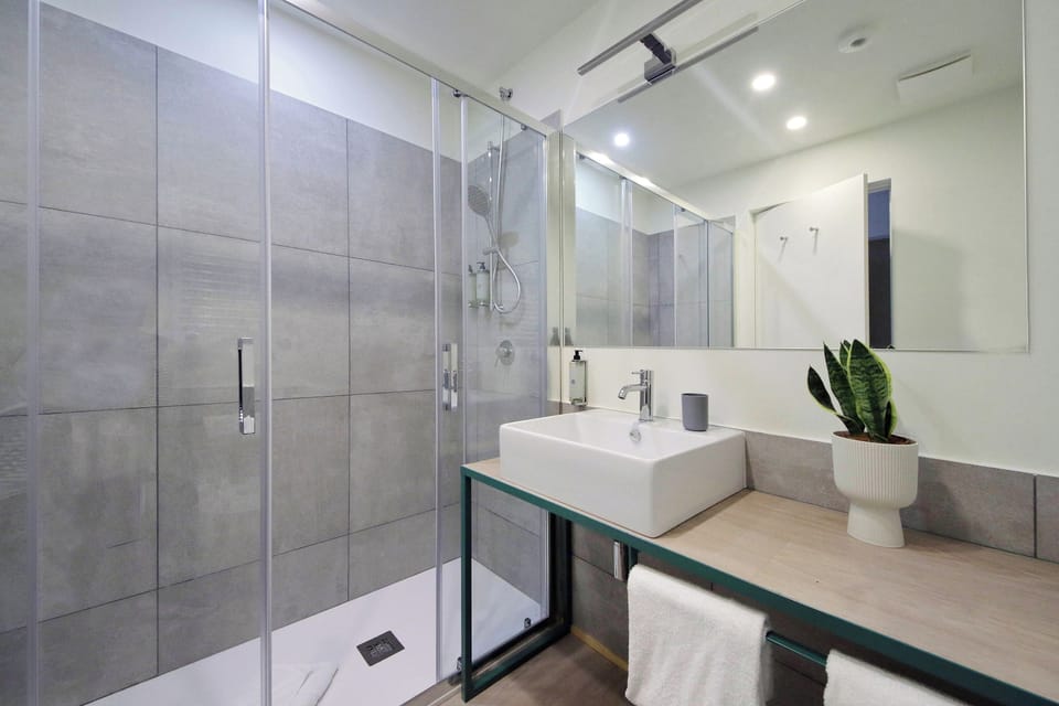 Double Room, Balcony | Bathroom | Shower, hair dryer, towels