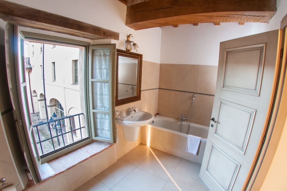 Apartment, 2 Bedrooms | Bathroom | Free toiletries, hair dryer, bidet, towels