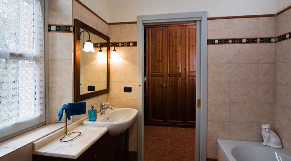 Standard Studio | Bathroom | Spring water tub, rainfall showerhead, free toiletries, hair dryer