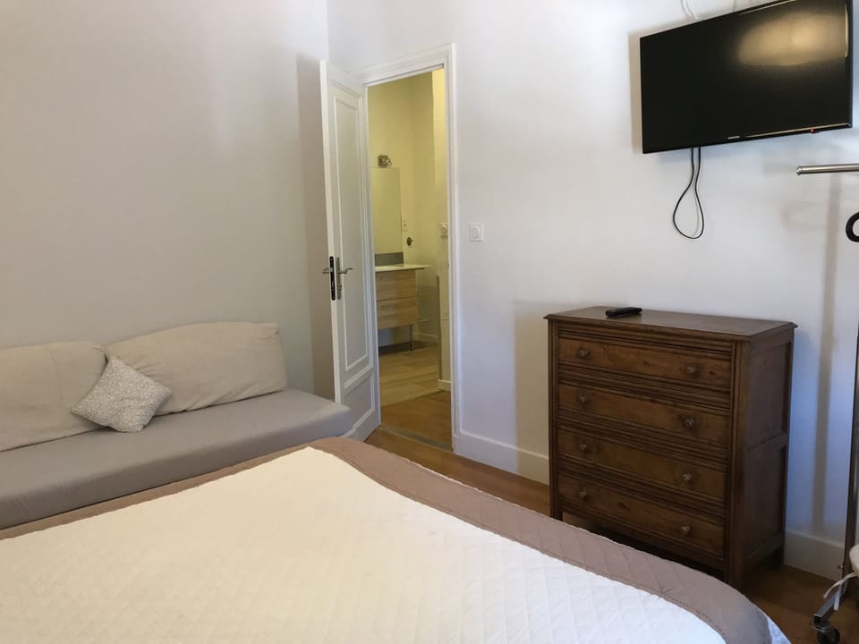 Double Room, 1 Double Bed, Non Smoking | Desk, blackout drapes, soundproofing, iron/ironing board