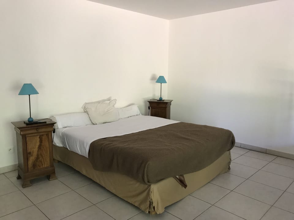 Suite, 1 Queen Bed, Non Smoking | Desk, blackout drapes, soundproofing, iron/ironing board