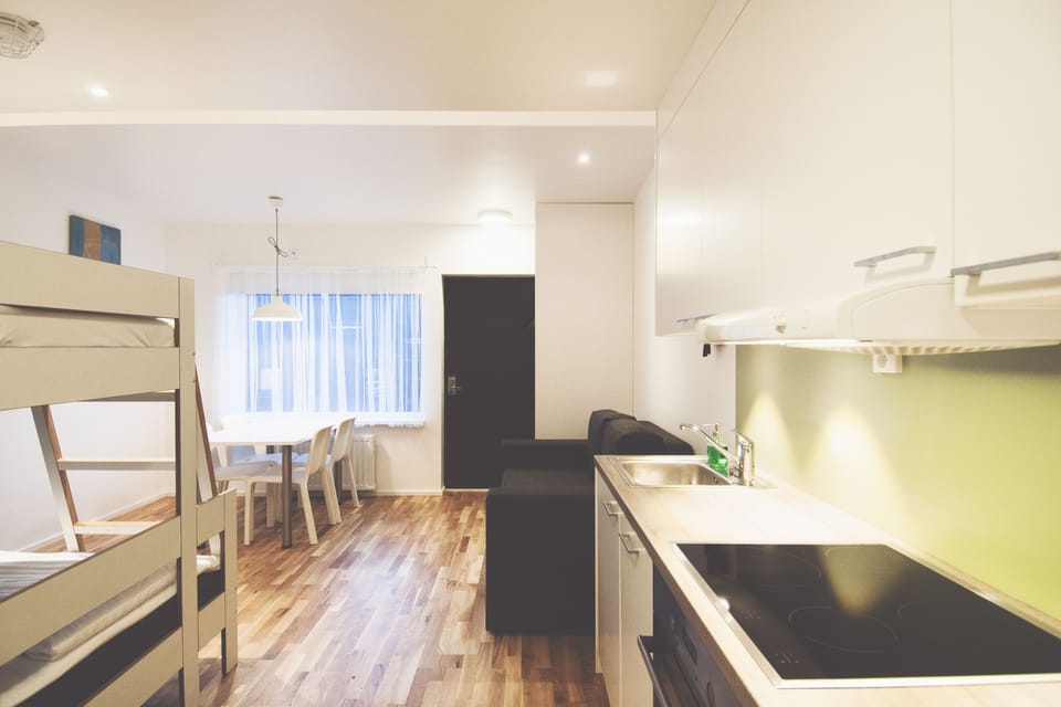 Cottage (6 beds) | 1 bedroom, blackout drapes, free WiFi, bed sheets