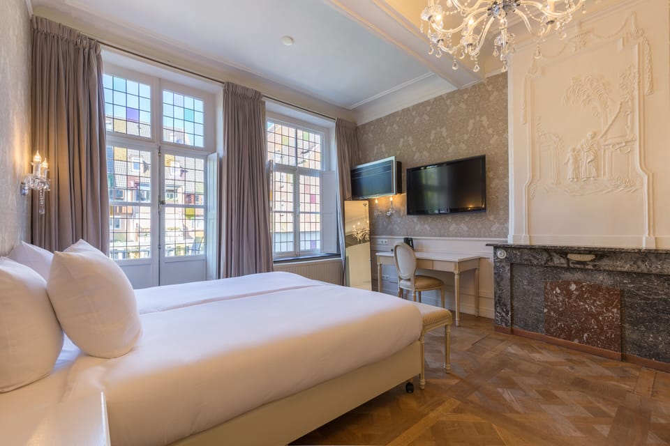 Junior Suite | Premium bedding, in-room safe, blackout drapes, iron/ironing board