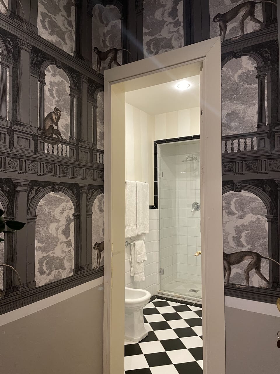 Classic Double or Twin Room | Bathroom | Shower, free toiletries, hair dryer, bidet