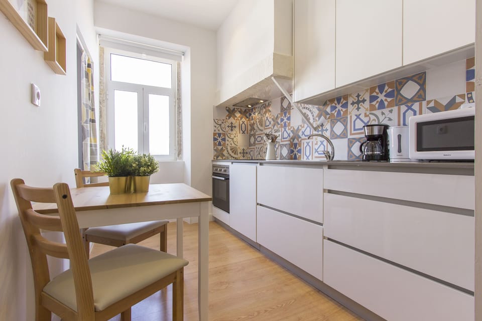 Apartment, 1 Bedroom, Kitchen | Private kitchen | Full-size fridge, microwave, oven, stovetop