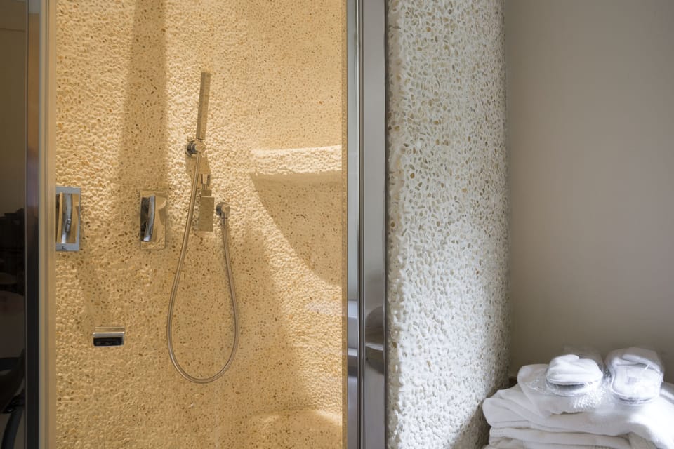 Superior Double Room, 1 Queen Bed | Bathroom | Free toiletries, bidet, towels