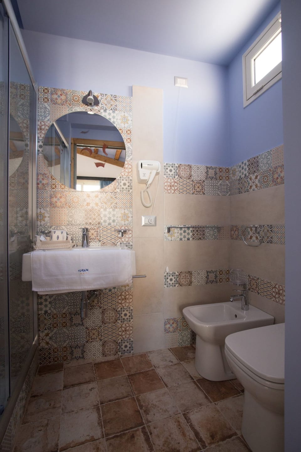 Comfort Double Room, City View | Bathroom | Shower, rainfall showerhead, free toiletries, hair dryer