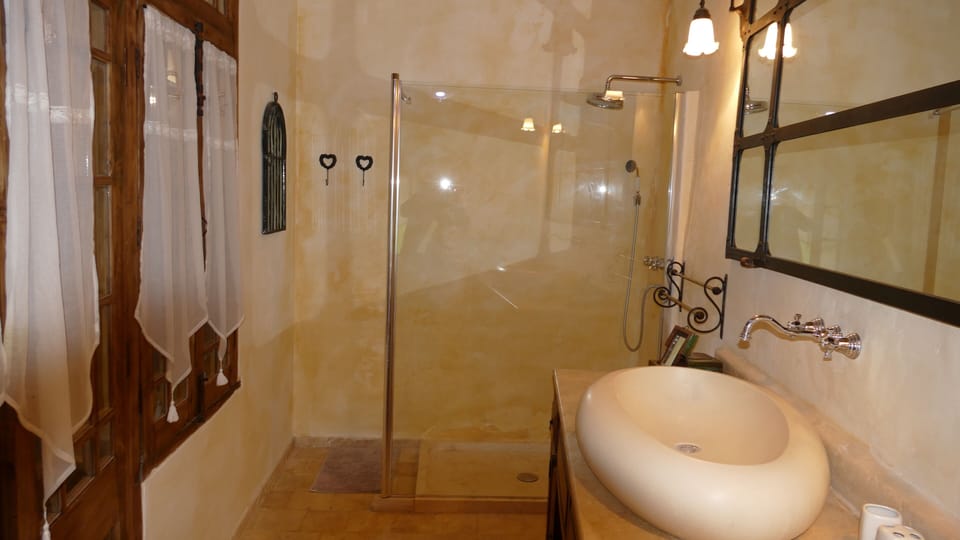 Room Noché | Bathroom | Shower, free toiletries, hair dryer, bathrobes