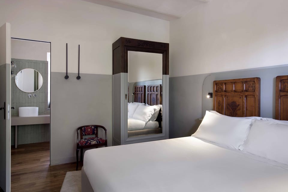 Deluxe Room | Minibar, desk, blackout drapes, soundproofing