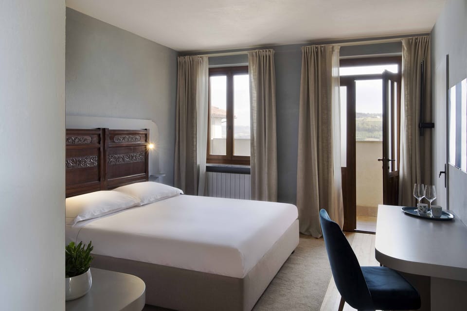 Deluxe Room | Minibar, desk, blackout drapes, soundproofing