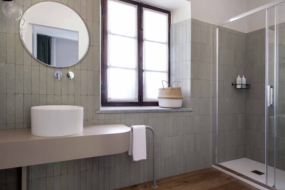 Deluxe Room | Bathroom | Shower, free toiletries, hair dryer, bidet
