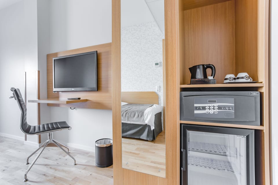 Classic Double Room, 2 Twin Beds | In-room safe, desk, soundproofing, iron/ironing board