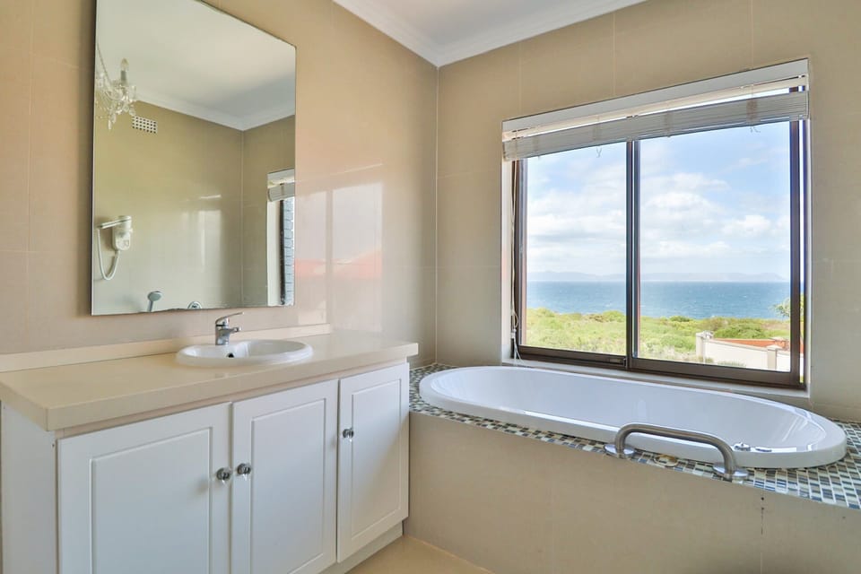 Luxury Rooms | Bathroom | Shower, free toiletries, hair dryer, towels