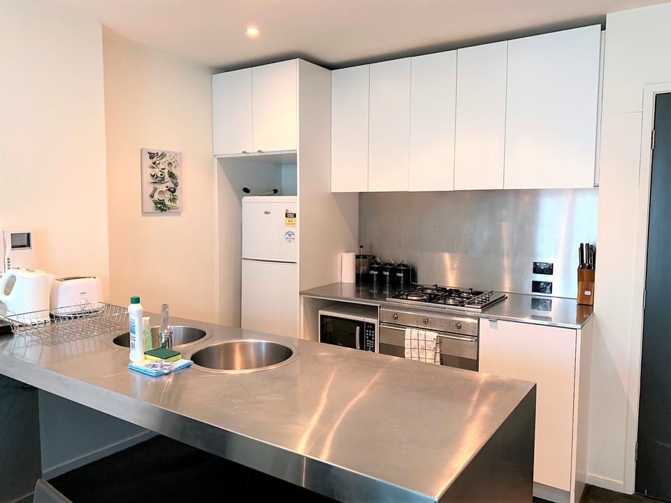 Full-size fridge, microwave, oven, stovetop