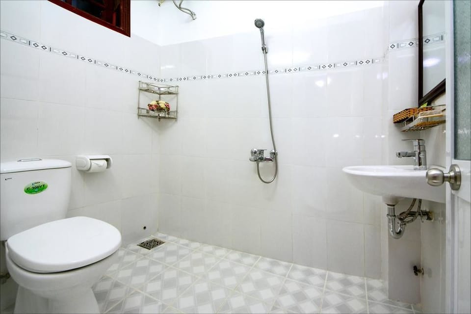 Shower, free toiletries, hair dryer, slippers