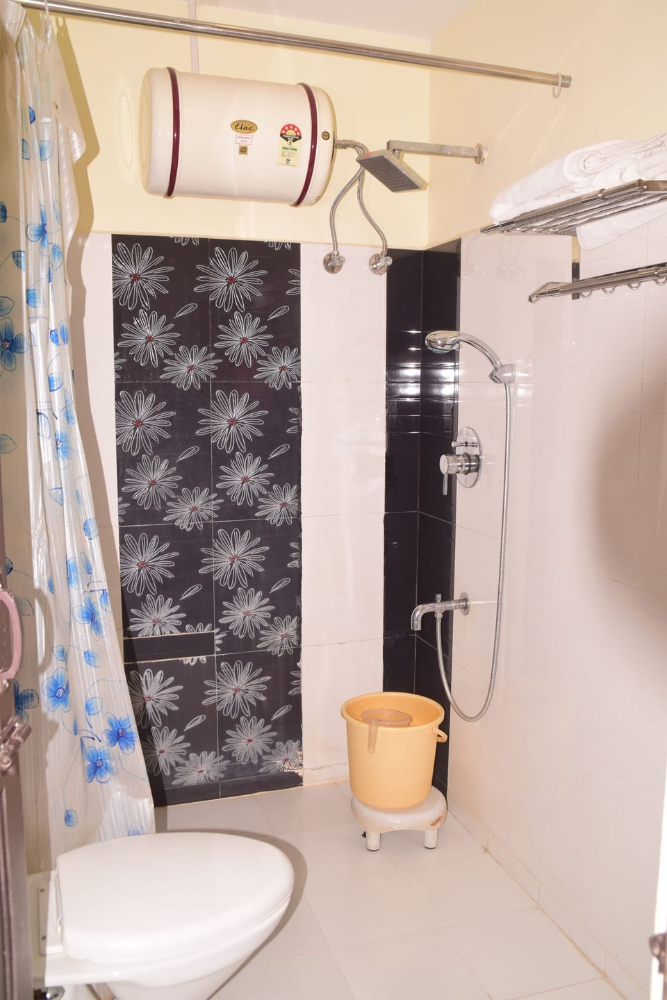 Shower, rainfall showerhead, free toiletries, towels