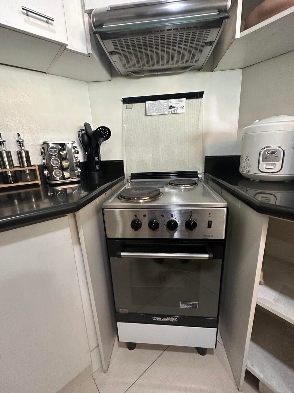 Full-size fridge, microwave, stovetop, coffee/tea maker