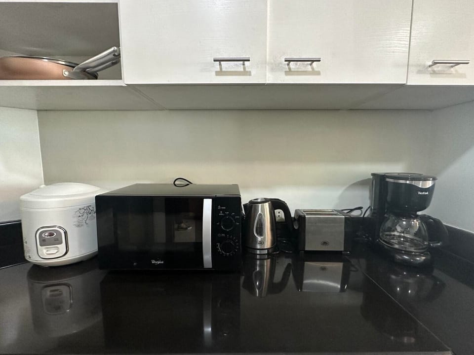 Full-size fridge, microwave, stovetop, coffee/tea maker