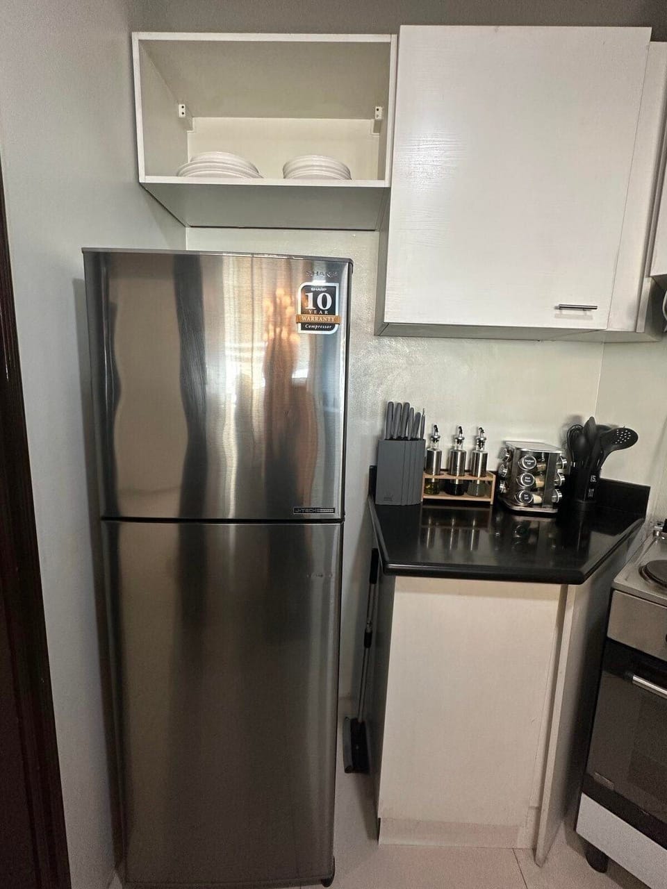 Full-size fridge, microwave, stovetop, coffee/tea maker
