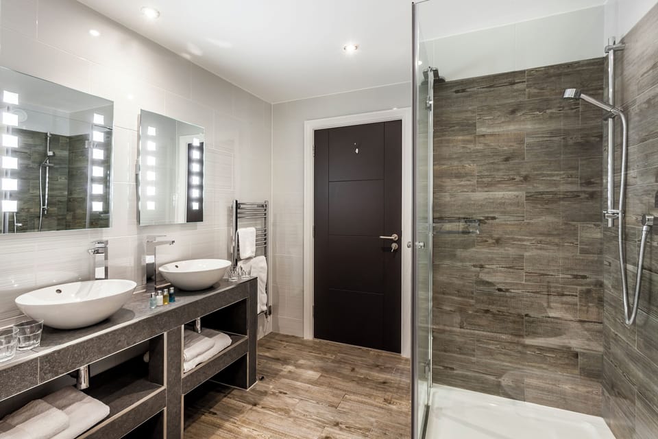 SENIOR SUITE | Bathroom | Designer toiletries, hair dryer, bathrobes, slippers