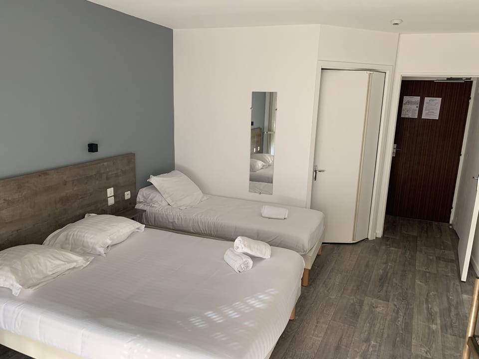 Triple Room | Iron/ironing board, bed sheets