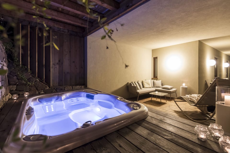 Executive Studio Suite | Private spa tub