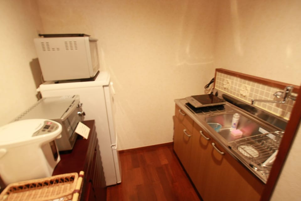 Deluxe Villa | Private kitchenette | Fridge, microwave, stovetop, electric kettle