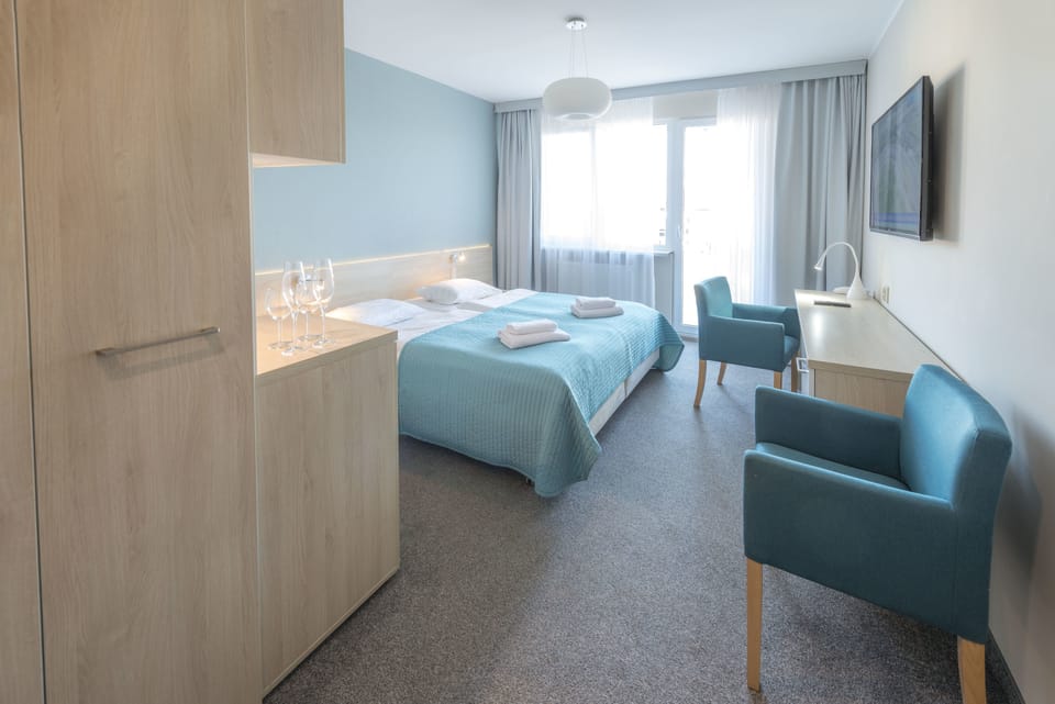 Desk, cribs/infant beds, rollaway beds, free WiFi