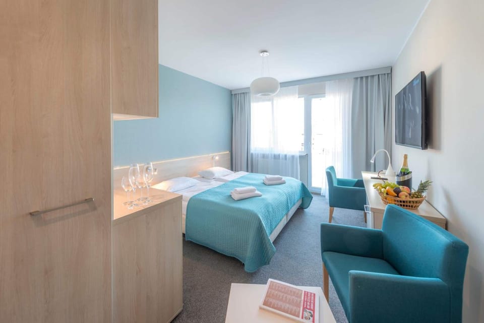 Desk, cribs/infant beds, rollaway beds, free WiFi