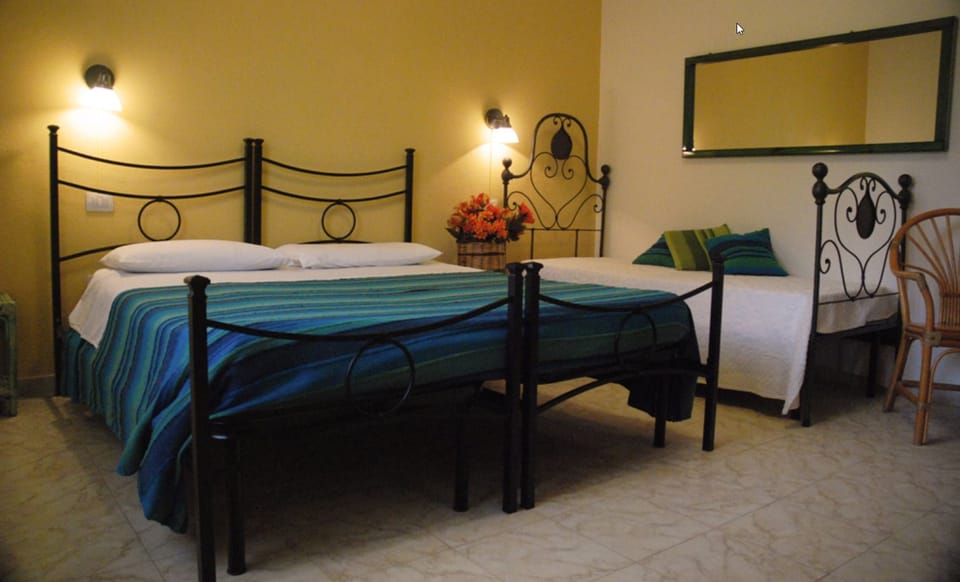 Deluxe Triple Room | Free cribs/infant beds, free WiFi, bed sheets