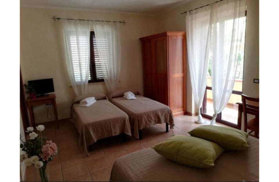 Quadruple Room | In-room safe, desk, blackout drapes, soundproofing