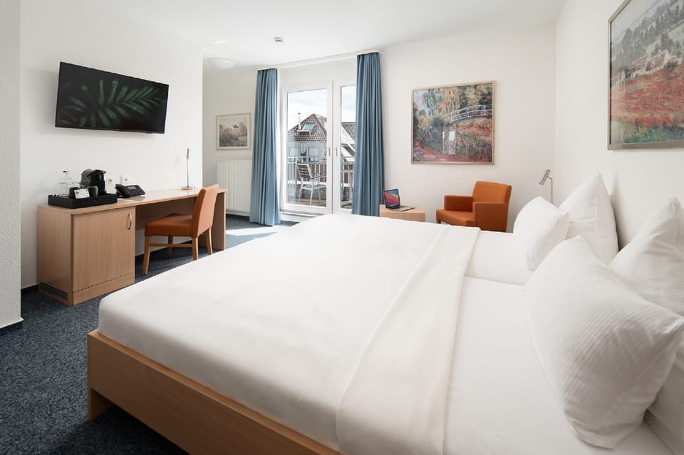 Deluxe Double Room, 1 King Bed, Balcony | Hypo-allergenic bedding, in-room safe, desk, laptop workspace