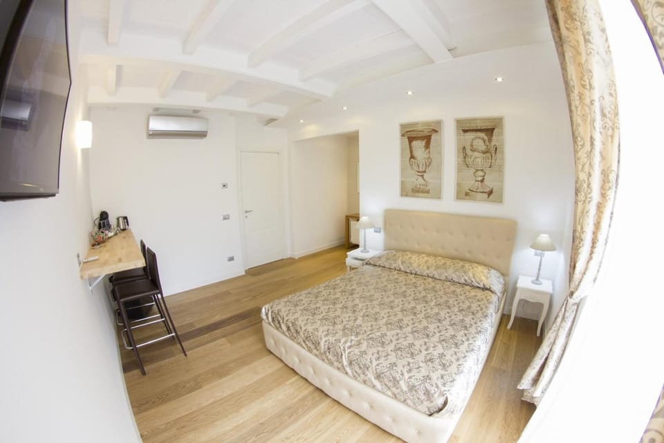 Classic Double Room, Ensuite | 1 bedroom, minibar, soundproofing, WiFi (free)