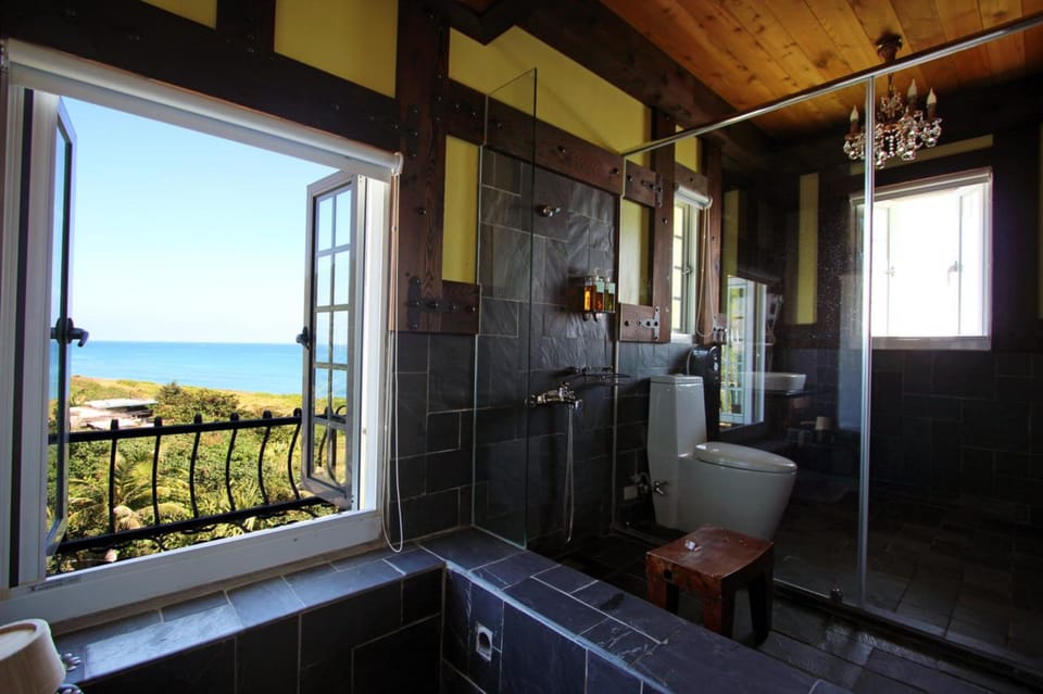 Superior Room for 6 people,Sea View | Bathroom | Separate tub and shower, deep soaking tub, free toiletries, hair dryer