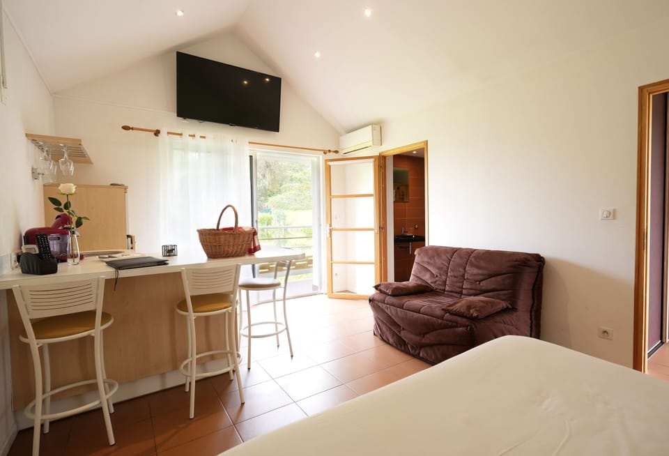 Signature Double Room (Feutrée) | Premium bedding, individually decorated, individually furnished, desk