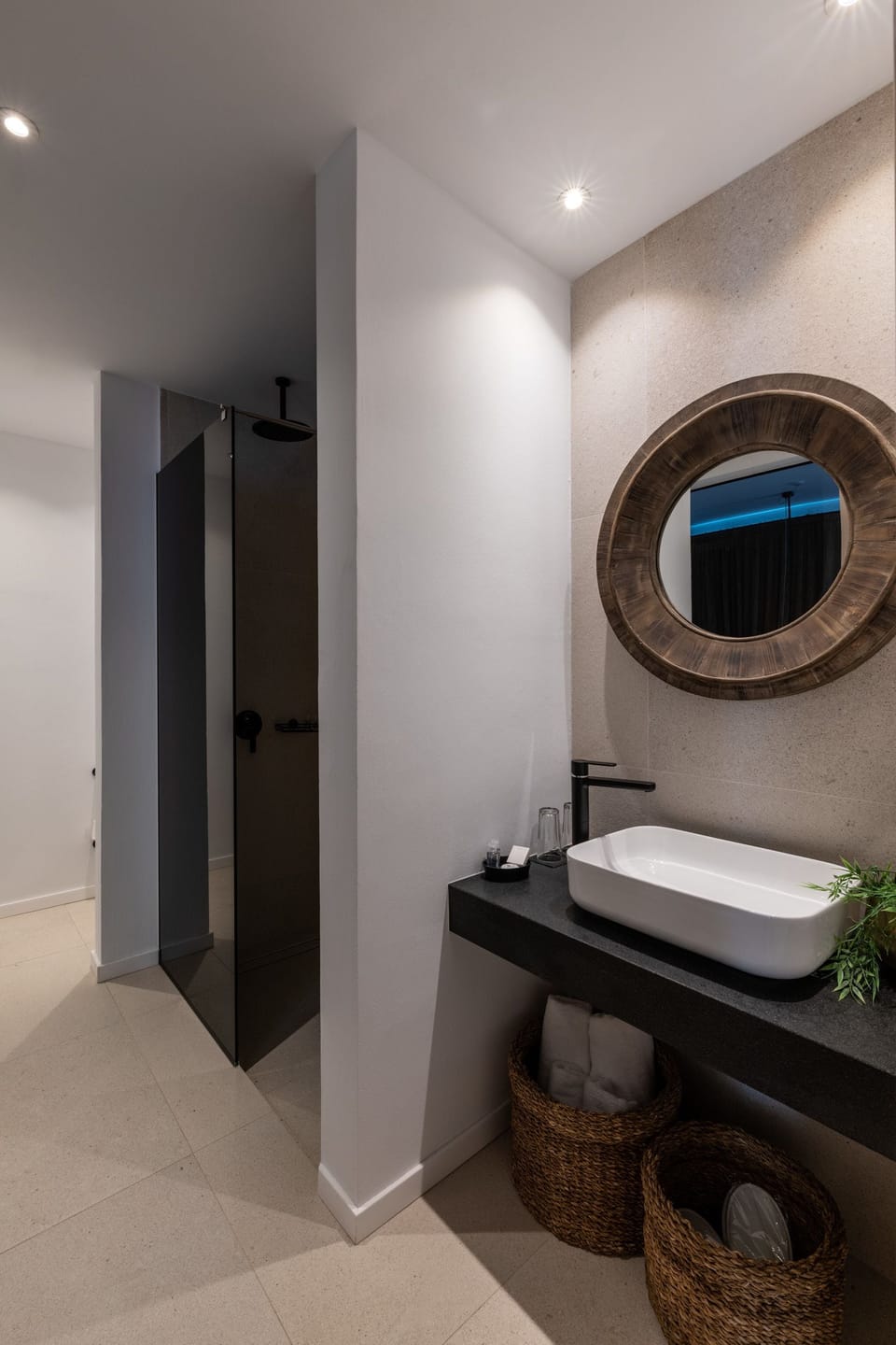 Deluxe Double Room | Bathroom | Shower, rainfall showerhead, free toiletries, hair dryer