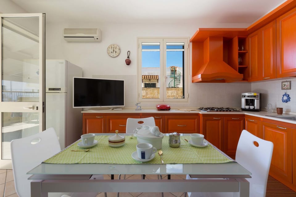Comfort House, 3 Bedrooms | Private kitchen | Full-size fridge, oven, stovetop, cookware/dishes/utensils