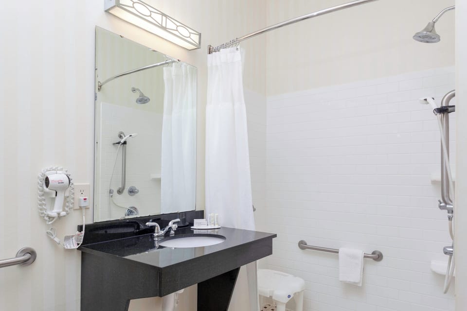 Room, 1 King Bed | Bathroom | Combined shower/tub, free toiletries, hair dryer, towels