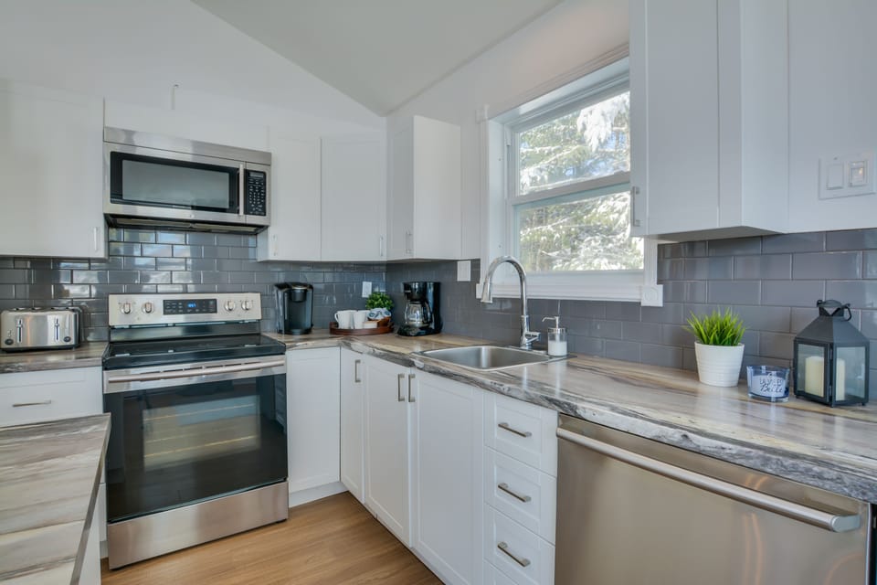 Superior Chalet, 4 Bedrooms, Kitchen, Lake View | Private kitchen | Full-size fridge, microwave, oven, stovetop