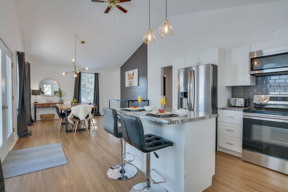 Superior Chalet, 4 Bedrooms, Kitchen, Lake View | Private kitchen | Full-size fridge, microwave, oven, stovetop