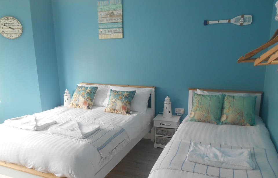 Family Room (Room 4) | Desk, bed sheets