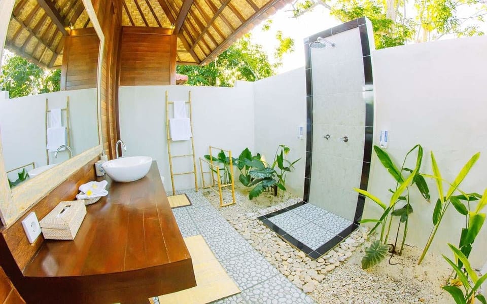 Shower, free toiletries
