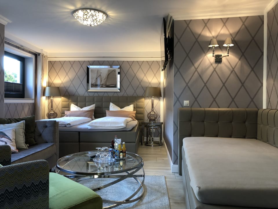 Triple Room, Private Bathroom | Minibar, individually decorated, individually furnished, desk