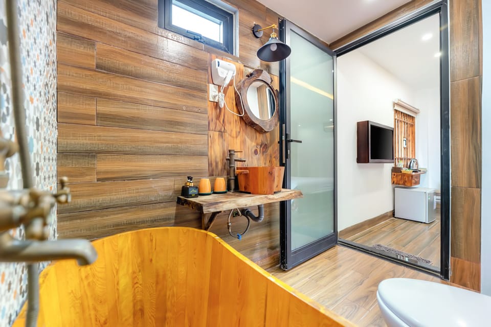 Deluxe Double Room, Bathtub | Bathroom | Free toiletries, hair dryer, bathrobes, slippers