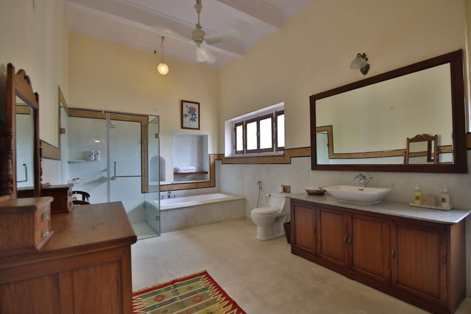 Royal Suite | Bathroom | Shower, rainfall showerhead, free toiletries, hair dryer